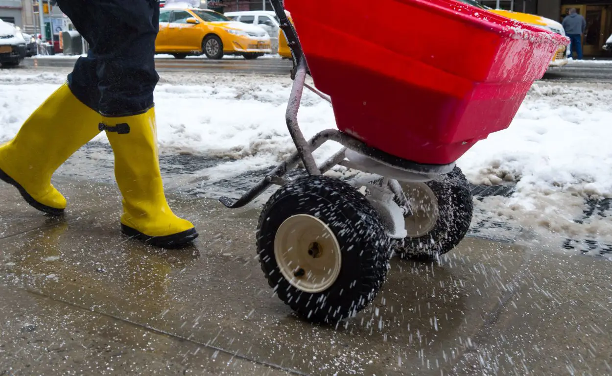 Winter Safety Tips for Outdoor Workers in the Chicago Metro Area
